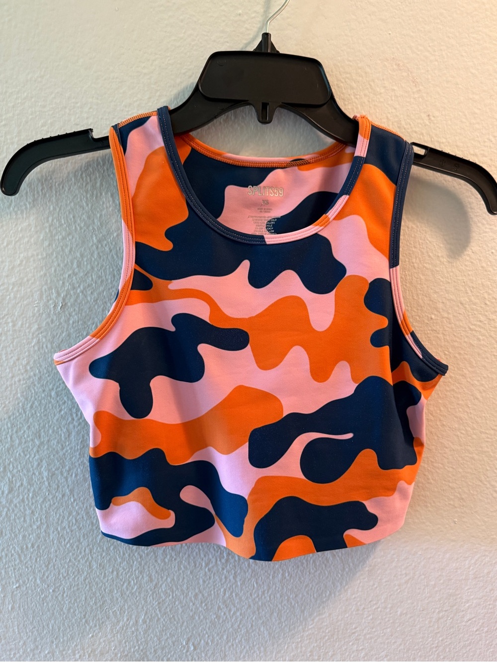 Cropped Camouflage Splits59 Performance Tank Top in Pink, Orange & Navy Camo